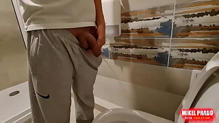 Man films him peeing in the toilet